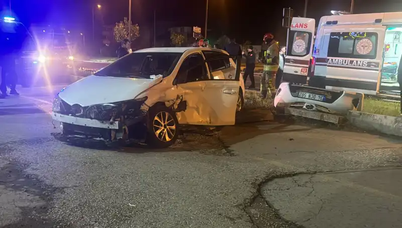 Pikap ile Otomobil Çarpıştı: 3 Yaralı ve Kaza Anı Kamerada