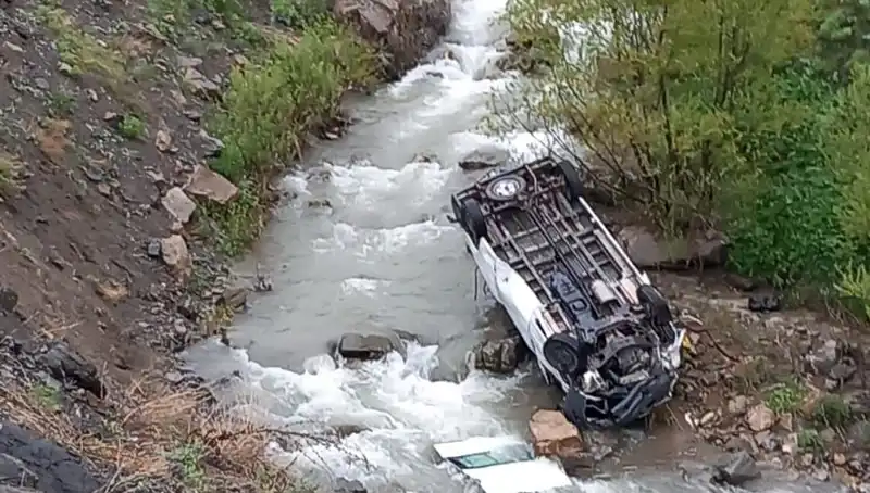 Hakkari'de Minibüs Devrildi: İki Can Kaybı ve Üç Yaralı!