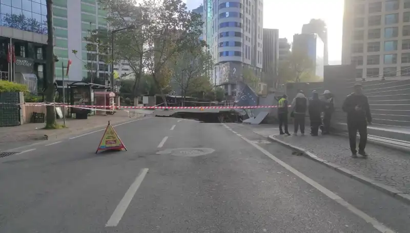 Sarıyer’de Yer Altı Çökmeleri Neden Oldu? Cadde Trafiğe Kapalı!