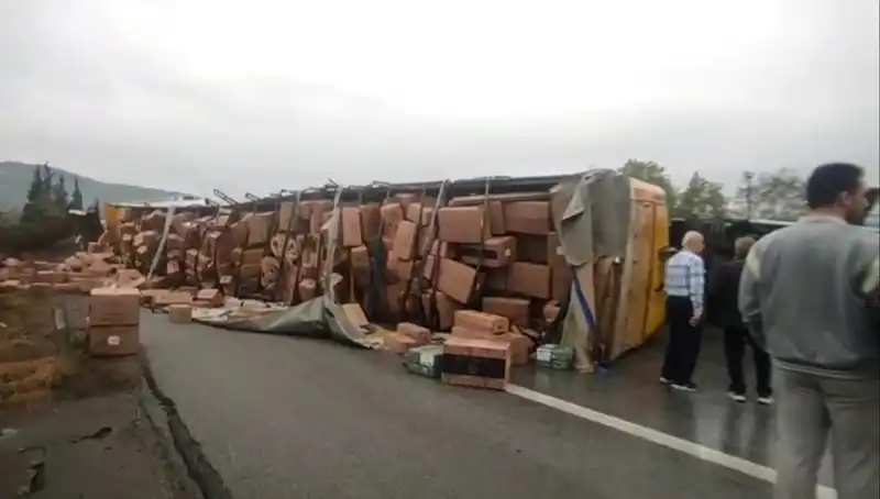 : TEM Otoyolu'nda TIR Devrildi, Ankara Yönü Ulaşıma Kapandı
