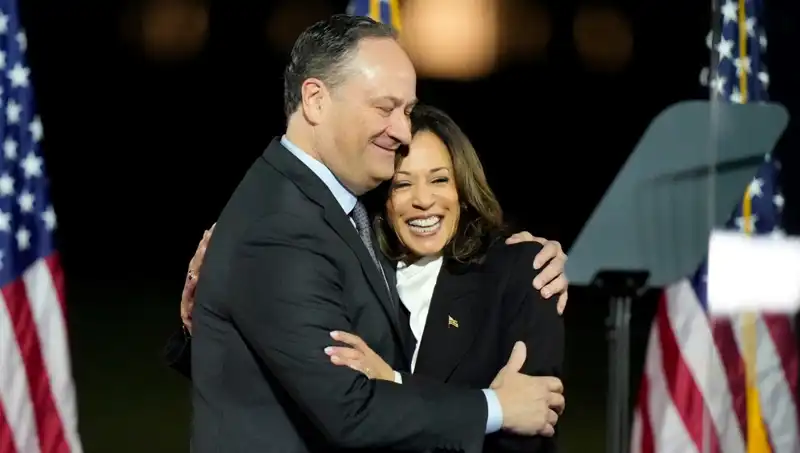 Trump, Kamala Harris'in Eşini Görevden Aldı: Son Gelişmeler