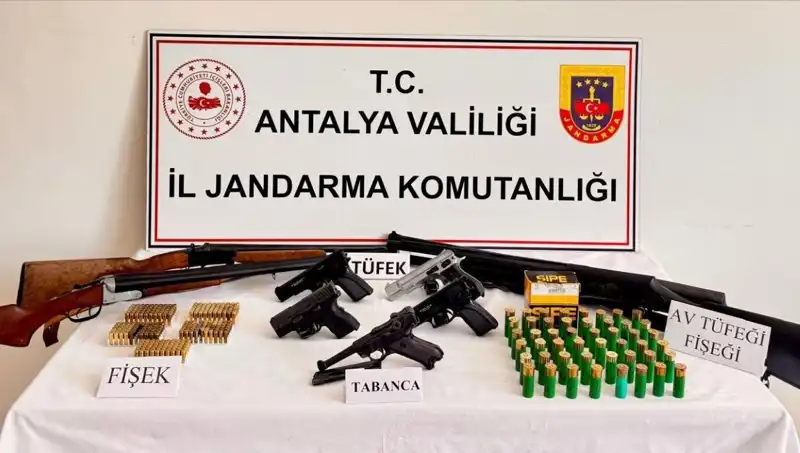 Antalya'da Ruhsatsız Silah Operasyonunda 15 Gözaltı: Detaylar Açıklandı