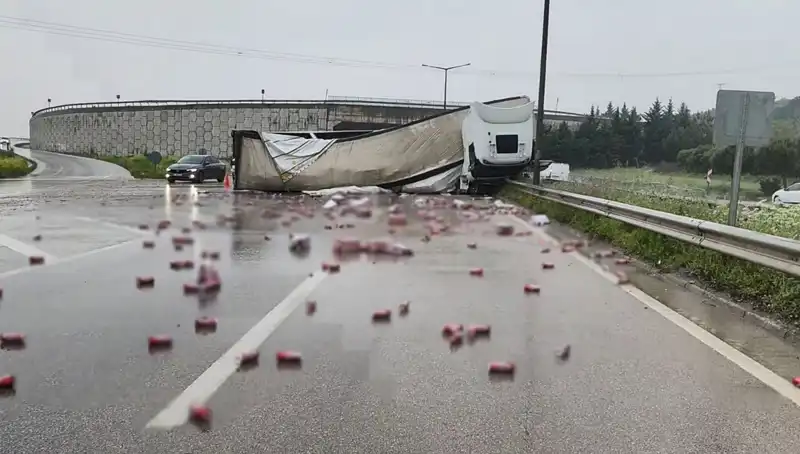 TIR Devrildi: Yolda İçkilerle Dolu Kaza Korkuttu