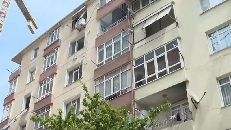 İstanbul'da Kolonları Patlayan Sitedeki 96 Daire Boşaltıldı, Nedenleri Araştırılıyor